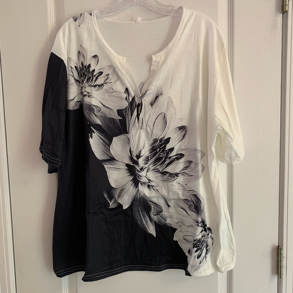 Short sleeve top.